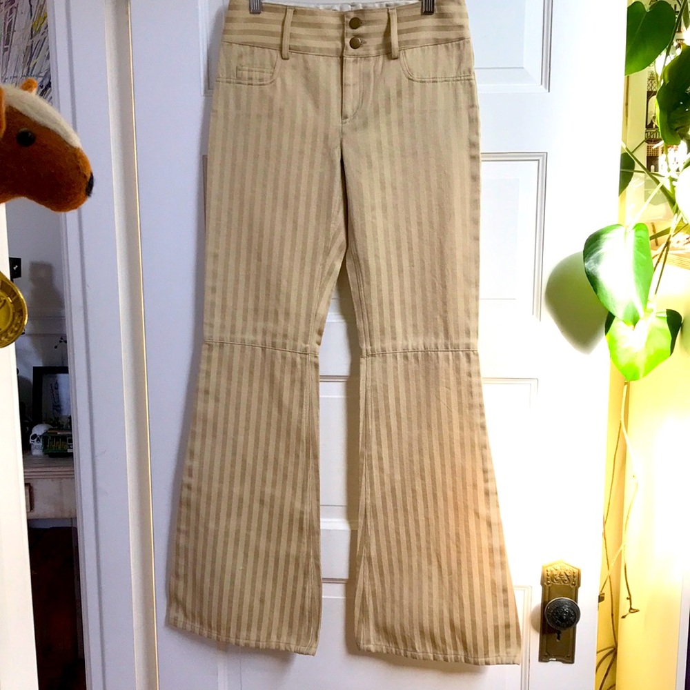 Alice & Olivia Size 4 flare jeans tan stripes.low rise Cool girl statement jeans